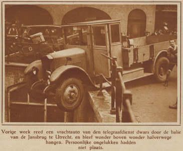 873299 Afbeelding van een vrachtauto van de Telegraafdienst die door de balie van de Jansbrug over de Oudegracht te ...